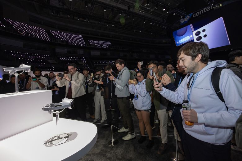 지난 1월 22일(현지시간) 미국 새너제이에 위치한 ‘SAP센터’에서 개최된 상반기 ‘갤럭시 언팩 2025’에서 관람객이 XR 기기 ‘프로젝트 무한’의 디자인을 관람하는 모습. [삼성전자 제공]