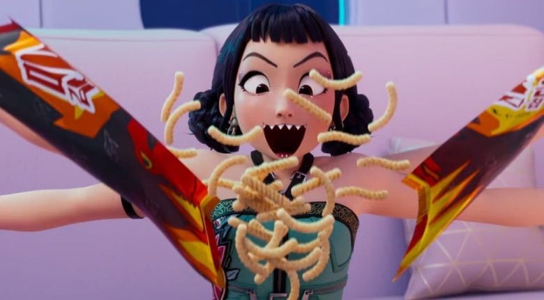 넷플릭스 영화 ‘케이팝 데몬 헌터스’의 ‘조이’가 과자 봉지를 뜯는 모습 [넷플릭스 제공]