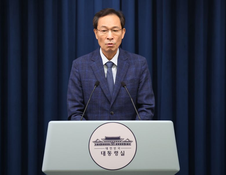 우상호 정무수석이 지난 20일 용산 대통령실에서 장관 인선 관련 브리핑을 하고 있다. 우 수석은 이재명 대통령이 이진숙 교육부 장관 지명을 철회했다고 밝혔다. [연합]