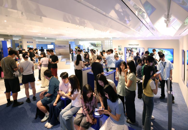 지난 12일 서울 영등포구 더현대 서울에 오픈한 ‘갤럭시 스튜디오’ 전경. [삼성전자 제공]