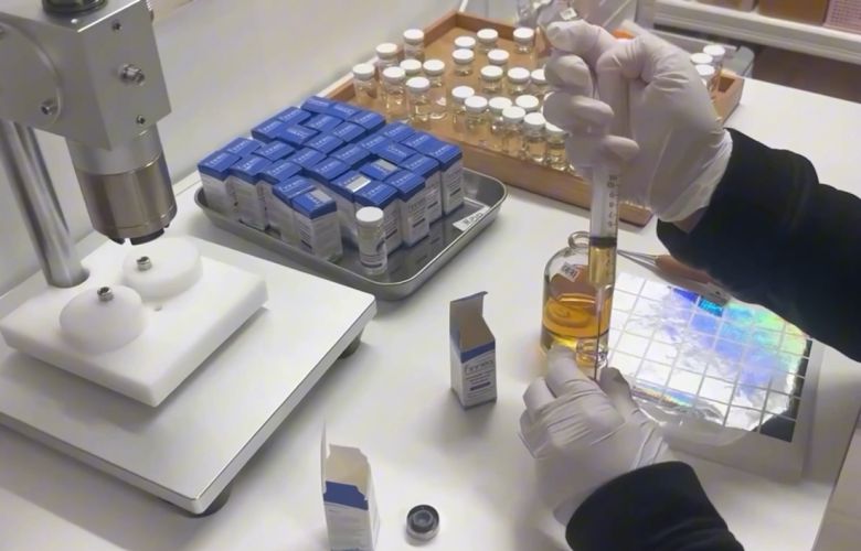 아들과 함께 무허가 의약품을 제조한 혐의를 받는 모친이 제조 시연을 하는 모습. [식약처 제공]