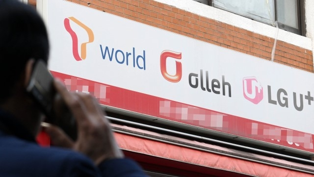 서울시내 한 휴대폰 매장 앞을 시민이 지나고 있다. [이상섭 기자]