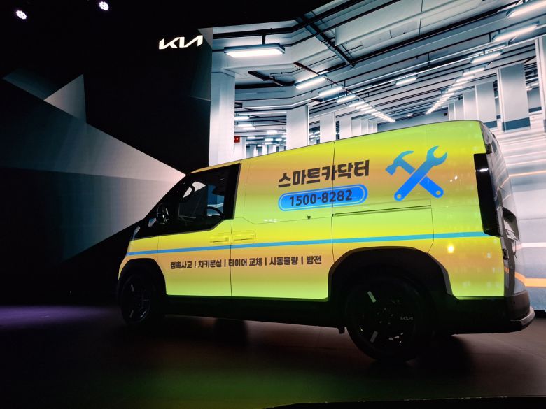 기아가 22일 광명에서 열린 PV5 행사에서 라이트를 통해 차량에 래핑을 넣은 모습을 소개하면서 PV5의 다양한 활용도를 소개하고 있다. 광명=김성우 기자