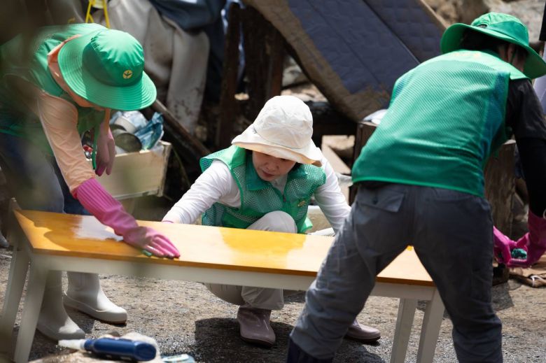 김혜경 여사가 24일 집중호우 피해를 입은 경기도 가평군 북면 백둔리를 찾아 자원봉사를 하고 있다. [대통령실 제공]