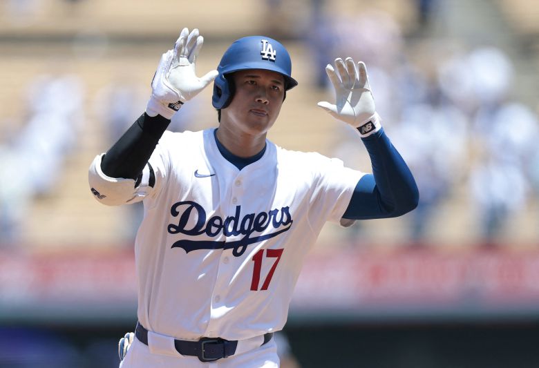 오타니 쇼헤이가 5경기 연속 홈런을 터뜨린 후 그라운드를 돌며 손을 흔들고 있다. [AFP]