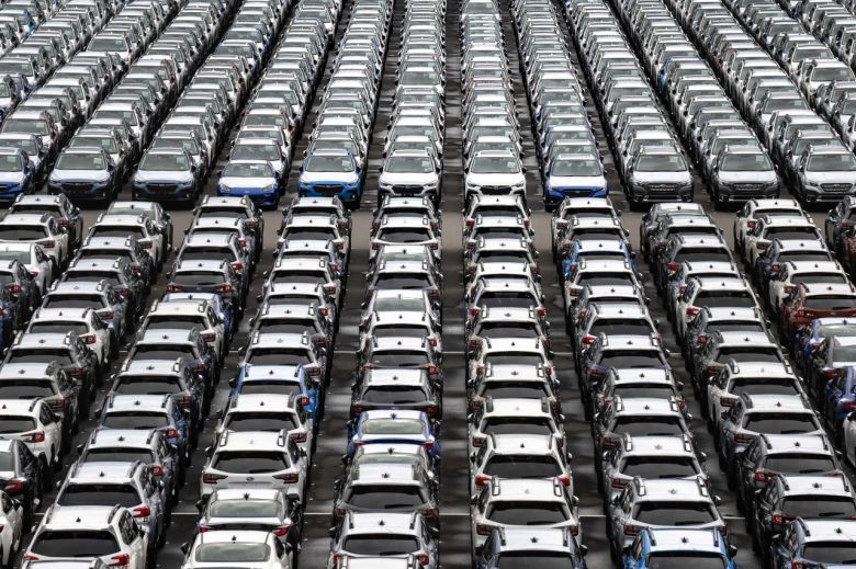 지난 4월 일본 요코하마 다이코쿠 부두에 신차들이 주차된 모습. [AFP]