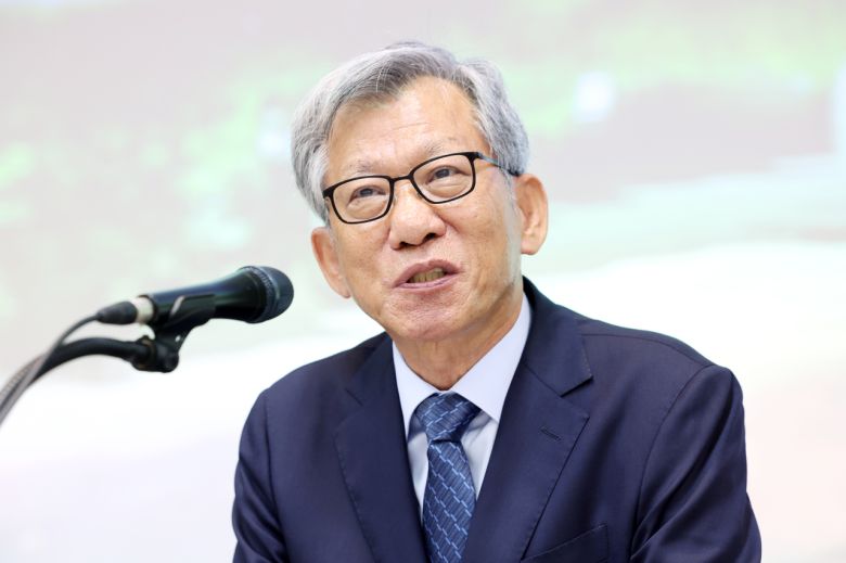 유홍준 신임 국립중앙박물관 관장이 24일 서울 용산구 국립중앙박물관에서 기자간담회를 하고 있다. [뉴시스]