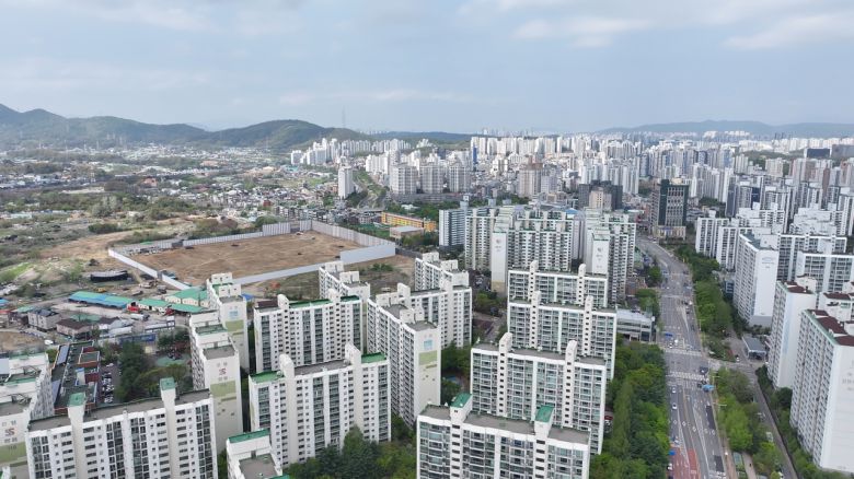 3기 신도시 하남교산지구 일대와 인근 신장동 아파트 단지 모습. [윤병찬PD]