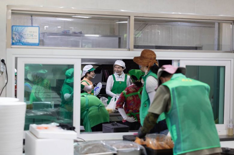 김혜경 여사가 24일 집중호우 피해를 입은 경기도 가평군 북면 백둔리 마을회관에서 자원봉사를 하고 있다. [대통령실 제공]