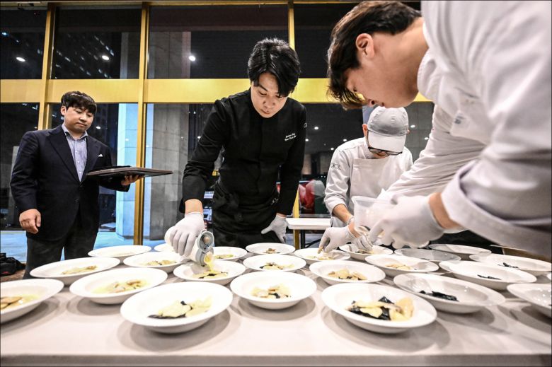 서울시국악관현악단 창단 60주년을 기념해 세종문화회관 대극장 로비에서 선보인 최현석 셰프의 미식 경험 ‘헤리티지 만찬’ [세종문화회관 제공]