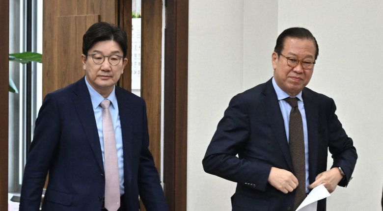 권영세(오른쪽) 당시 국민의힘 비상대책위원장과 권성동 당시 원내대표가 지난 4월 28일 오전 국회에서 열린 비상대책위원회의에 참석하고 있다. 임세준 기자