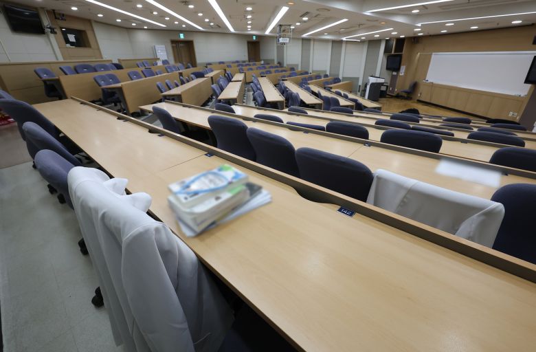 서울 시내 한 의과대학 강의실에 가운이 걸려 있다. [연합]