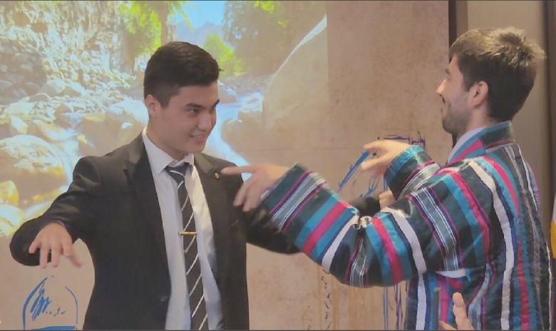 한국을 찾아와 문화관광을 설명할때 의전을 맡은 정장 차림의 요원도 전통음악 가락에 흥을 참지 못하고 춤추고 있다.