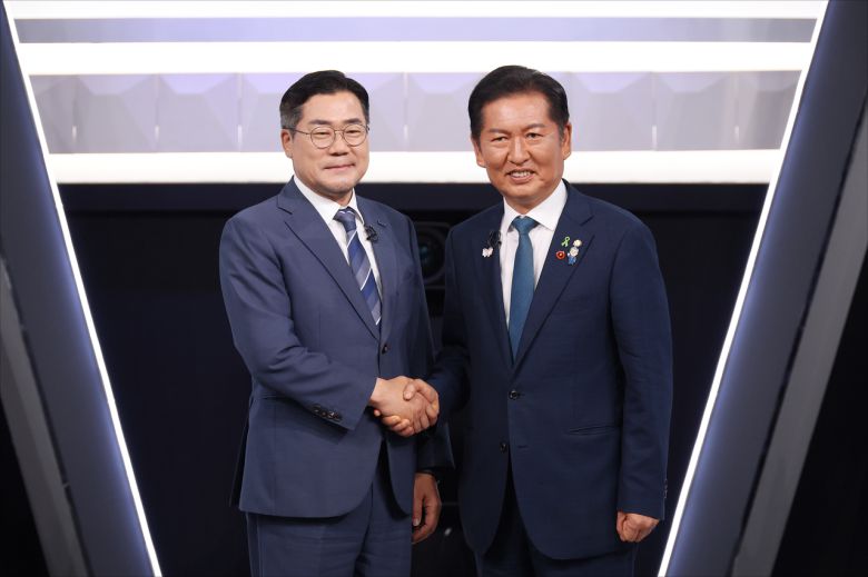 더불어민주당 박찬대(왼쪽)·정청래 당대표 후보가 27일 오후 서울 여의도 KBS에서 열린 TV토론회 시작 전 기념촬영을 하고 있다. 임세준 기자