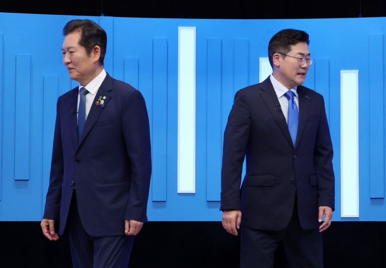 정청래(왼쪽), 박찬대 더불어민주당 당대표 후보가 16일 서울 양천구 목동 SBS에서 열린 TV토론회에 앞서 기념촬영을 마친 뒤 각자 자리로 향하고 있다. [국회사진기자단]