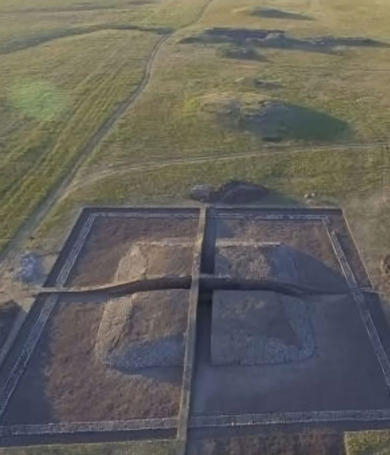우즈베키스탄 고분군 발굴은 한국 국가유산청이 돕고 있다. 고조선-고구려식 피라미드와 신라형 봉분이 모두 보인다. 만주쪽엔 장수왕릉을 비롯해 고구려 피라미드 1만2000여기 중 6000여기가 여전히 남아있다.