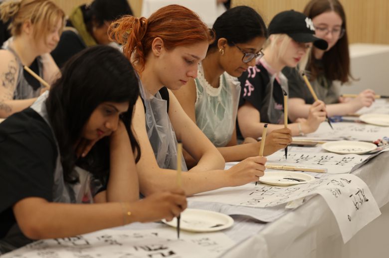 지난 9일 오전 부산 금정구 부산대 인덕관에서 열린 부산대학교 ‘서머 스쿨’에 참가한 해외 대학 학생들이 서예를 체험하고 있다. [연합]
