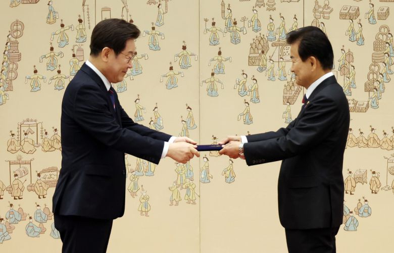 이재명 대통령이 28일 용산 대통령실에서 정동영 통일부 장관에게 임명장을 수여하고 있다. [연합]