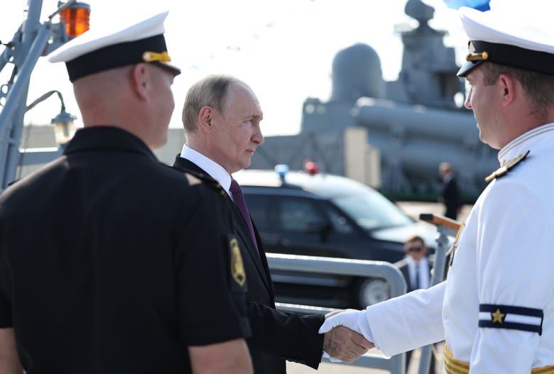 블라디미르 푸틴 러시아 대통령이 지난 27일(현지시간) 러시아 제2수도인 상트페테르부르크에서 열린 해군 행사에 참석하고 있다. [EPA]