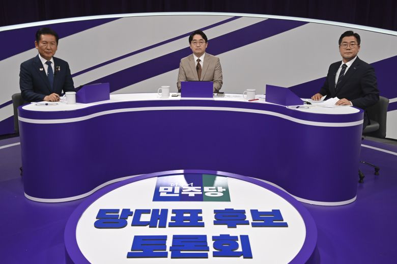 더불어민주당 정청래(왼쪽) · 박찬대 당대표 후보들이 29일 오후 서울 마포구 MBC에서 열린 TV토론회에 참석해 기념촬영을 하고 있다. [연합]