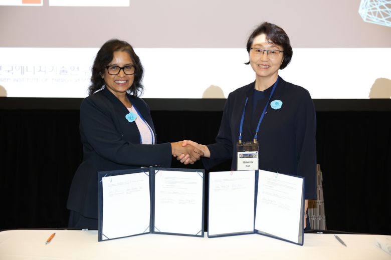 락시미 크리스난(왼쪽) 캐나다국립연구위원회(NRC) 부원장과 한성옥 한국에너지기술연구원 부원장이 업무협약을 체결하고 있다. [한국에너지기술연구원 제공]