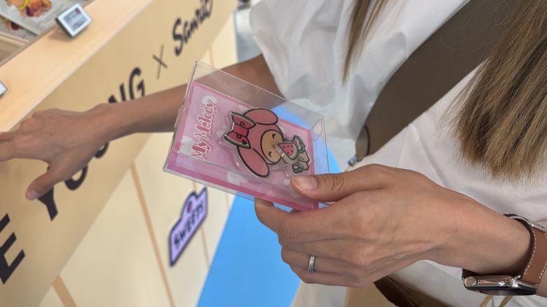 지난 30일 올리브영N 성수에서 일본인 관광객이 고른 마이멜로디 그립톡. 박연수 기자