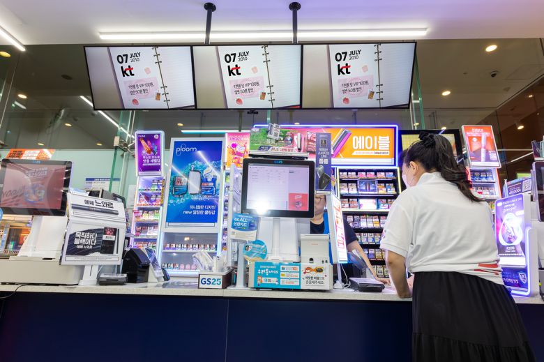 모델들이 KT가 구축한 탑뷰 광고를 GS25편의점에서 체험하고, KT의 리테일 미디어 사업 진출을 소개하고 있다. [KT 제공]