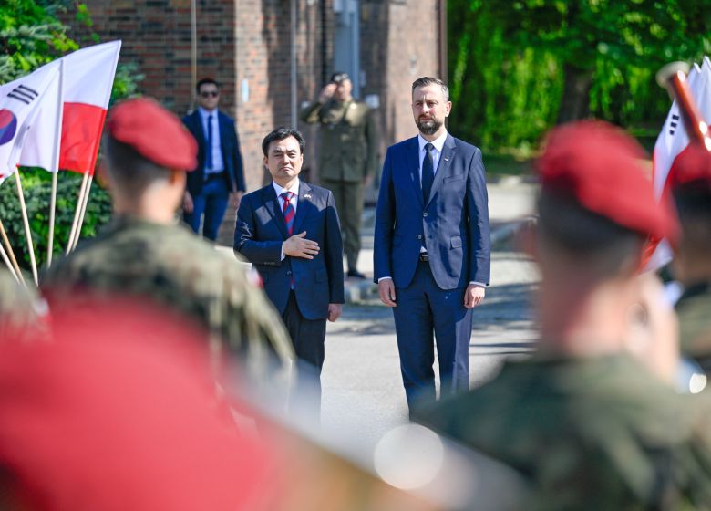 폴란드를 방문 중인 안규백 국방부 장관이 1일(현지시간) 글리비체에서 브와디스와프 코시니악-카미슈 폴란드 부총리 겸 국방장관과 국방장관회담에 앞서 진행된 환영행사를 진행하는 모습. [국방부 제공]