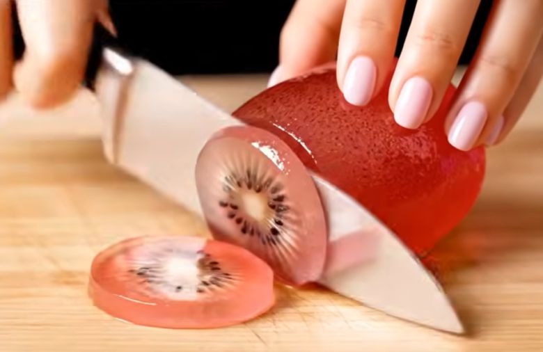 AI로 제작한 ‘유리 과일’ 영상. [유튜브 YUKINEKO 갈무리]