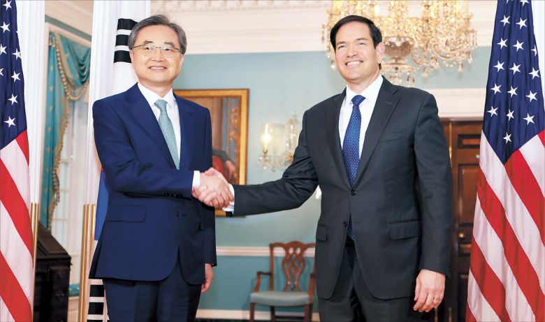 조현 외교부 장관이 7월 31일(현지시간) 미국 워싱턴DC 국무부에서 마코 루비오 미 국무부 장관과 악수하고 있다. 한미 외교장관은 이재명 정부 출범 후 처음으로 열린 이날 회담에서 북한의 완전한 비핵화라는 공동의 목표를 확인하고 한미일 3자 협력을 강화해 나가기로 했다. 두 장관은 이재명 대통령과 도널드 트럼프 대통령 간의 첫 정상회담을 개최하기 위해 이 대통령의 방미 일정과 의제 등을 조율했다.  [연합]