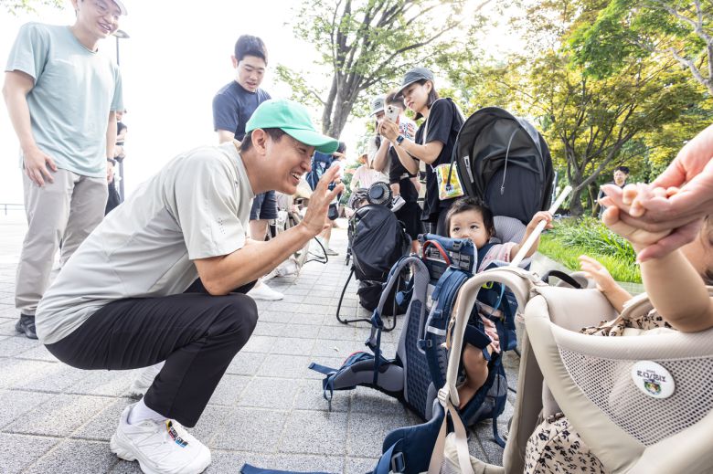 오세훈 서울시장이 2일 오전 남산 정상에서 베이비하이킹클럽 참여 가족들을 만나 인사를 나누고 있다. [서울시 제공]