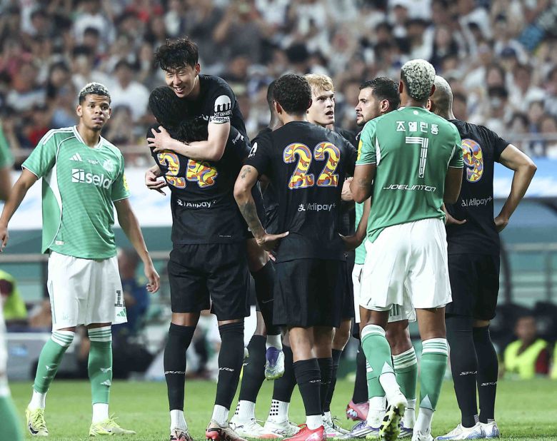 손흥민을 끌어 안으며 작별을 아쉬워하는 토트넘과 뉴캐슬 선수들  [뉴시스]