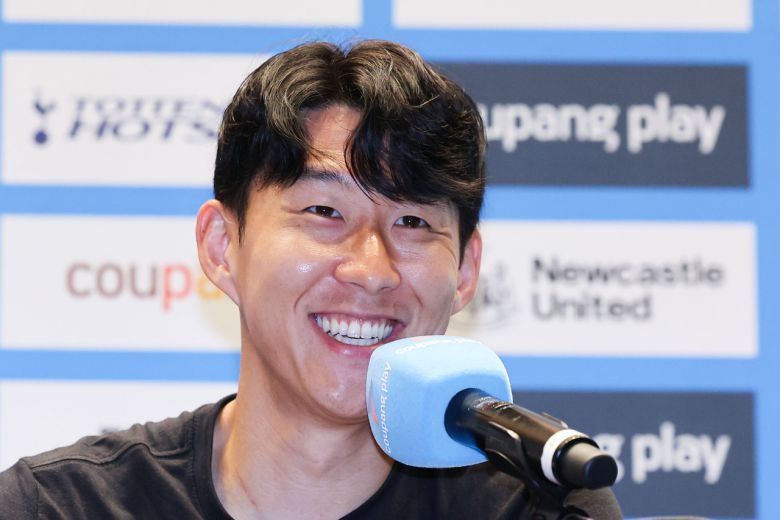 손흥민이 2일 쿠팡플레이 시리즈 공식기자회견에서 토트넘과 결별을 발표하며 취재진의 질문에 답하고 있다. [뉴시스]