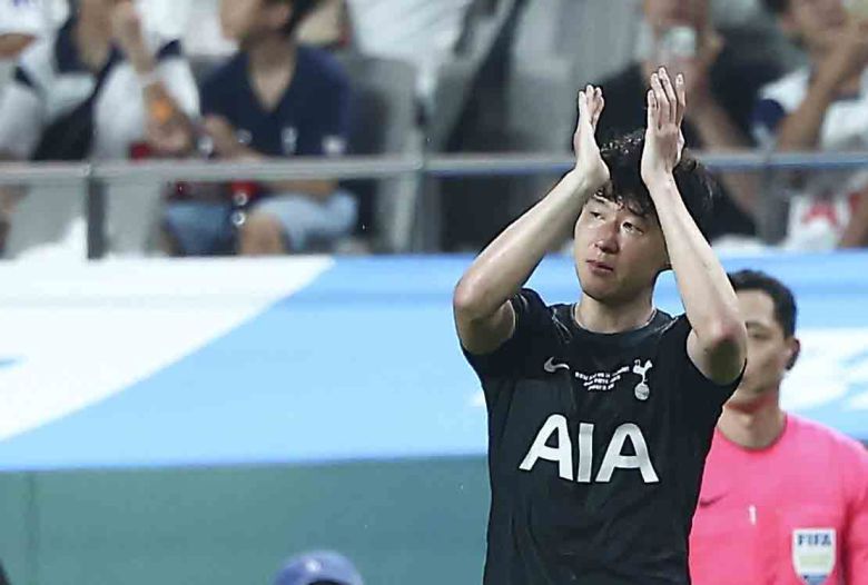 손흥민이 3일 서울월드컵경기장에서 열린 2025 쿠팡플레이시리즈 뉴캐슬 유나이티드와 경기에서 후반 18분 교체되면서 눈물을 글썽이며 관중에 감사 인사를 하고 있다.  [뉴시스]