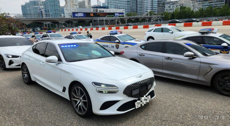 경기 성남시 분당구 고속도로순찰대 앞에서 단속 준비 중인 암행순찰차. 이영기 기자.