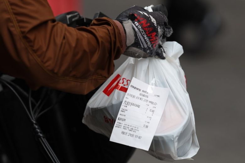 음식 배달 플랫폼에 주문된 음식이 배달되고 있는 모습. [연합]