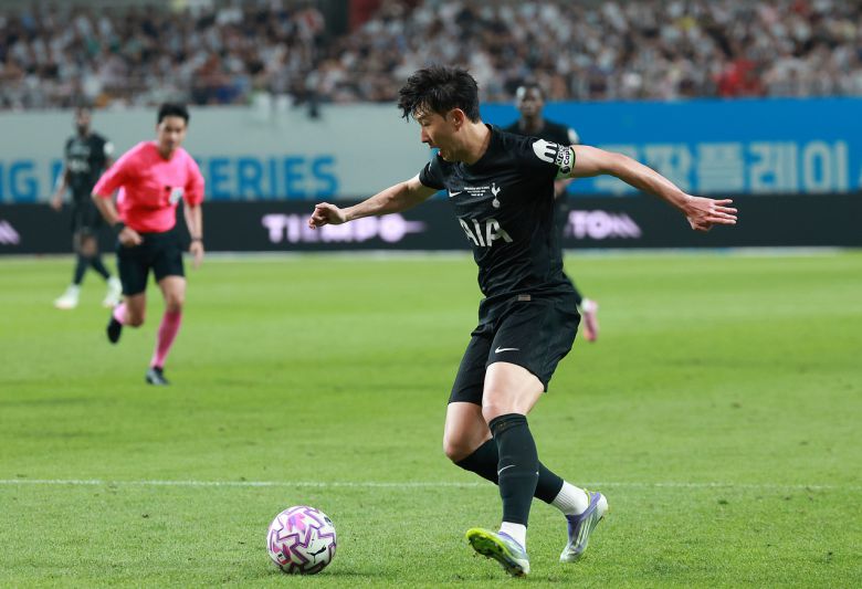 손흥민이 뉴캐슬 유나이티드전 후반 드리블하는 모습   [뉴시스]