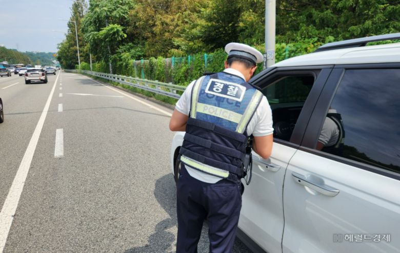 서울경찰청 도시고속도로순찰대 소속 최원조 경사가 버스전용차로 위반 차량을 단속하고 있다.  이영기 기자.