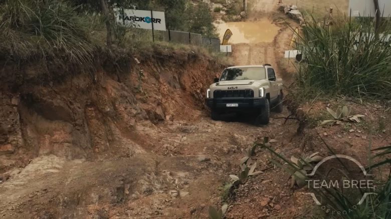 기아 타스만이 한쪽 바퀴가 들린 상황에서도 우수한 트랙션 컨트롤 시스템을 이용해 언덕을 등반하고 있다. [팀 브리 오프로드(Team Bree Offroad) 유튜브 채널 갈무리]