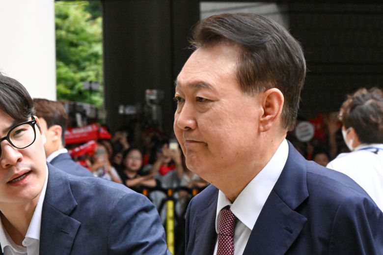 윤석열 전 대통령이 서울 서초구 서울중앙지방법원에서 열린 우두머리 혐의·직권남용 권리행사 방해 혐의 사건 9차 공판에 출석하고 있다. [연합]