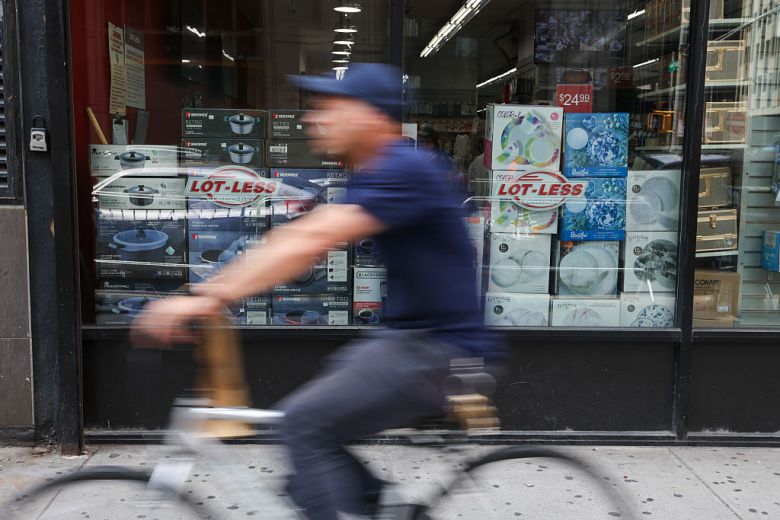 지난 7월 15일(현지시간) 뉴욕시 맨해튼의 한 소매점 진열창에 상품들이 전시되어 있다. [게티이미지]