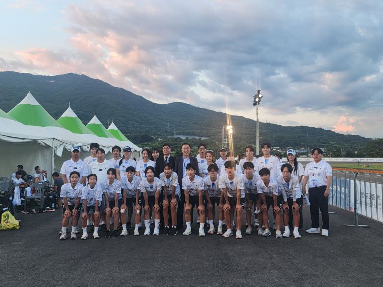 제천에서 열린 ‘제20회 아시아롤러스케이팅선수권대회’에 참여한 선수들이 단체촬영을 하고 있다.  <사진=대한롤러스포츠연맹>