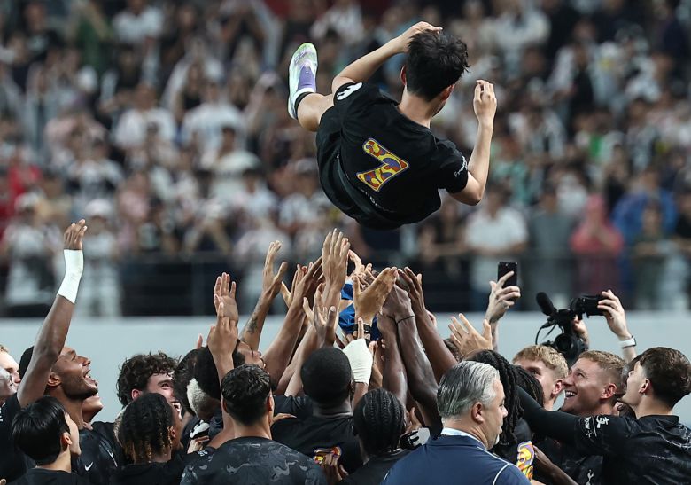 손흥민이 토트넘 고별전을 마친 후 동료 선수들로부터 헹가래를 받고 있다. [연합]