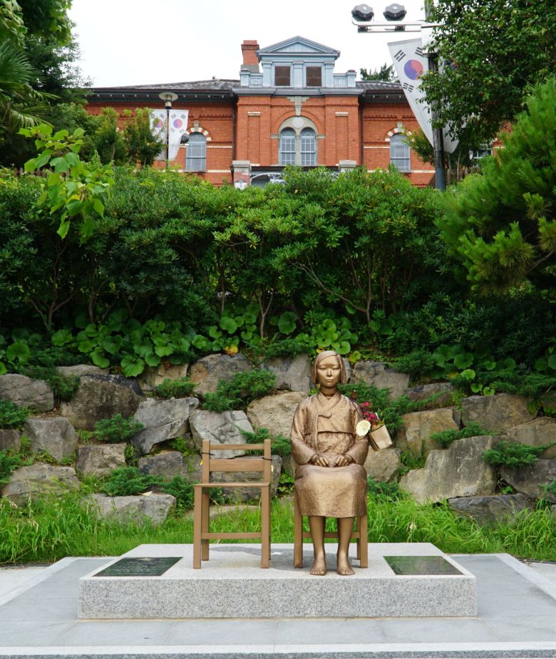 K-드라마 ‘호텔 델루나’ 촬영지인 옛 일본영사관 앞 소녀상은 목포 근대역사관 등을 내려다 본다.