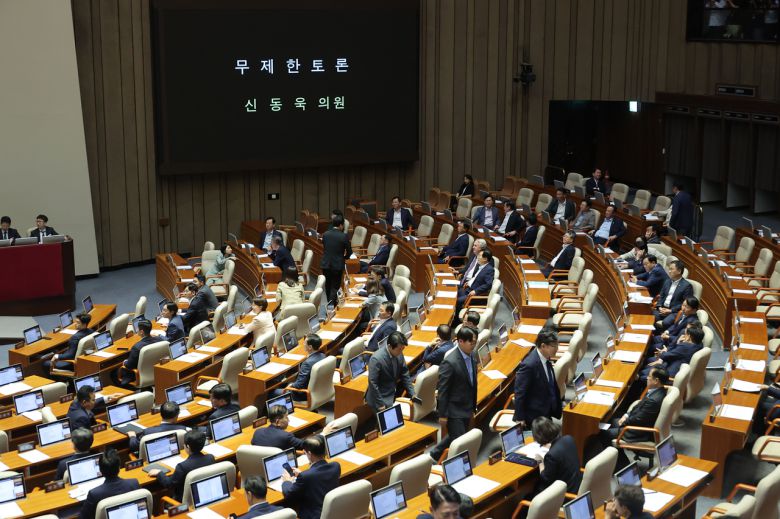 4일 국회 본회의에서 국민의힘 의원들이 ‘방송3법(방송법·방송문화진흥회법·한국교육방송공사법 개정안)’ 상정과 관련한 신동욱 의원의 무제한토론(필리버스터) 발언을 듣고 있다. [연합]