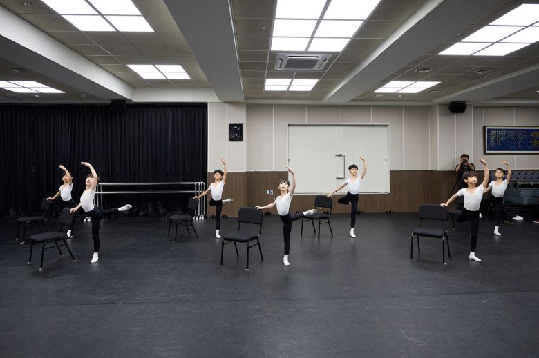 뮤지컬 ‘빌리 엘리어트’ 최종 오디션에서 발레를 선보이고 있는 장면 [신시컴퍼니 제공]