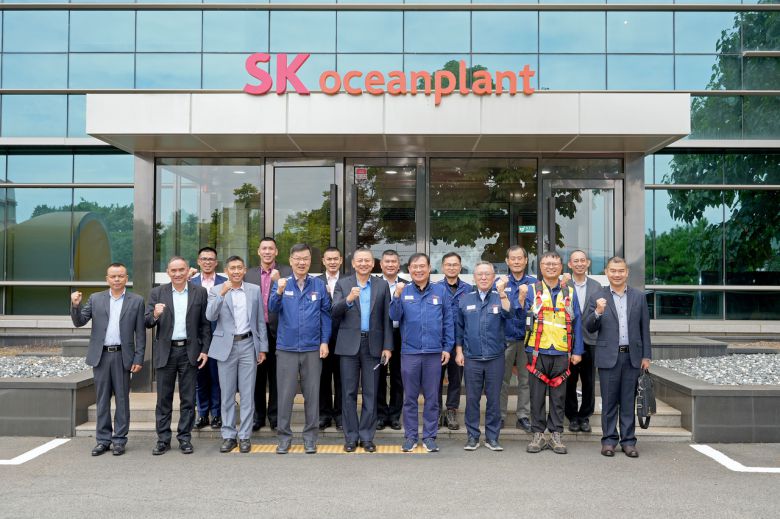 지난 3일 경남 고성 SK오션플랜트 본사에서 SK오션플랜트 관계자와 태국 해군 참모총장 방문단이 기념촬영을 하고 있다. [SK오션플랜트 제공]