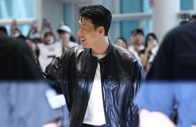 토트넘과의 결별 소식을 전한 손흥민이 5일 인천 영종도 인천국제공항 2터미널 출국장으로 향하고 있다. 손흥민은 미국프로축구(MLS) 로스앤젤레스FC(LAFC) 입단이 유력한 것으로 알려졌다. [연합]