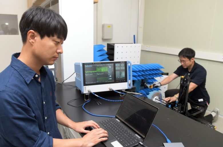 KRISS 김진혁 선임연구원(왼쪽)과 윤달재 선임연구원이 인공지능 기술을 활용한 안테나 측정장비로 레이돔을 측정하고 있다.[KRISS 제공]