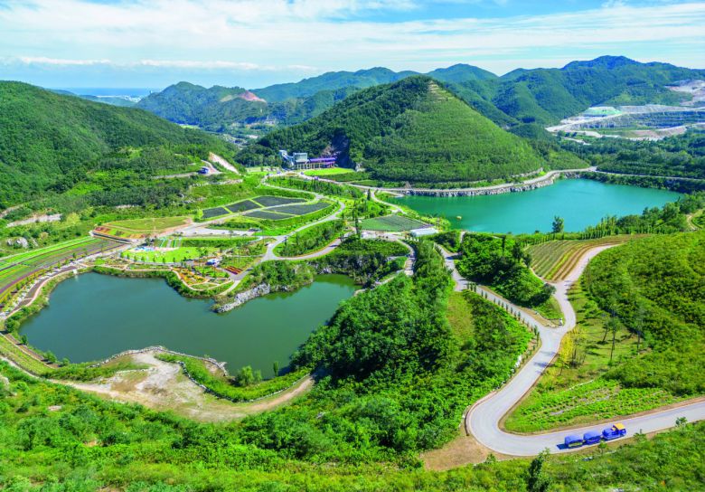 강원 동해시 무릉계곡 별유천지는 국토건설을 소임을 다한 석회석 채석장에 플리트비체 같은 에메랄드색 물이 고인 이후 쌍용시멘트가 이를 국민에게 기부하면서 조성됐다.